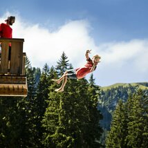 Mann und Kind am Wipfelpfad