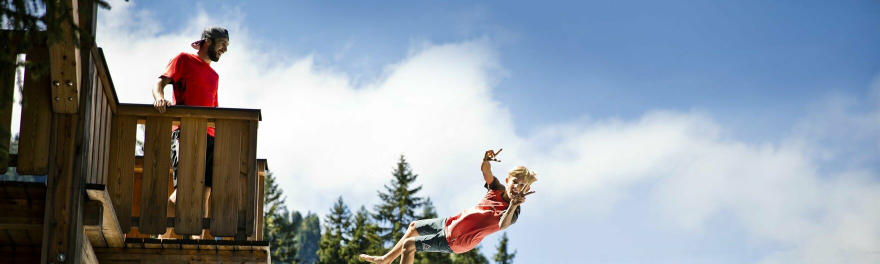 Mann und Kind am Wipfelpfad