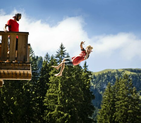 Mann und Kind am Wipfelpfad