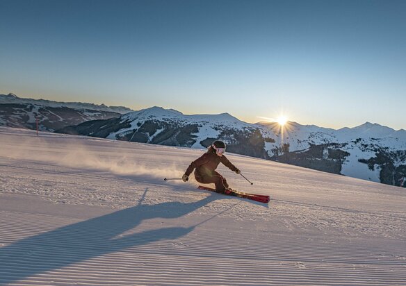 Skifahrer vor untergehender Sonne