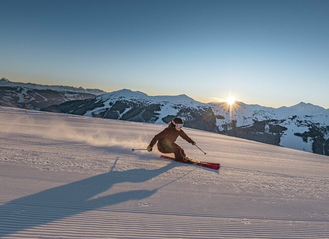 Skifahrer vor untergehender Sonne