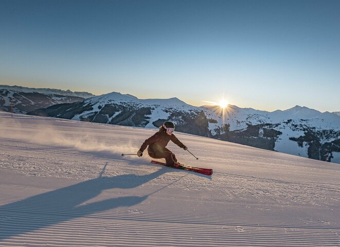 Skifahrer vor untergehender Sonne
