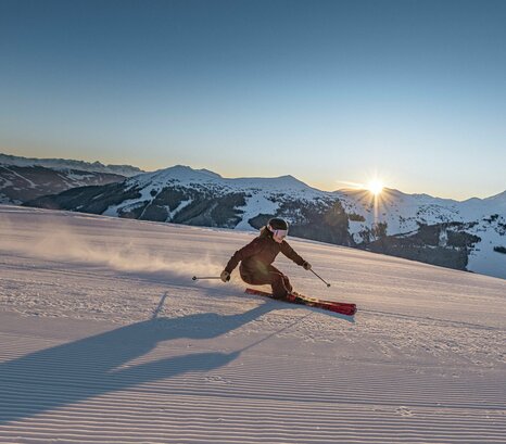 Skifahrer vor untergehender Sonne