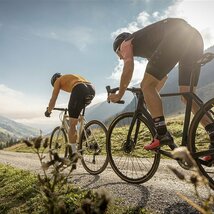 Zwei Personen beim Mountainbiken