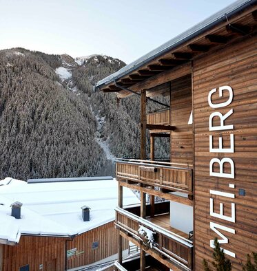 Seitlich Außenansicht der Mei.Berg Appartements in Hinterglemm