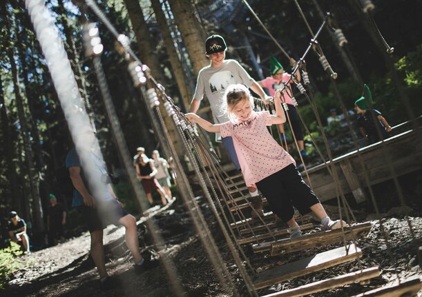 Zwei Kinder am Baumwipfelweg
