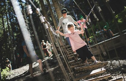 Zwei Kinder am Baumwipfelweg