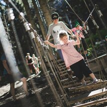 Zwei Kinder am Baumwipfelweg