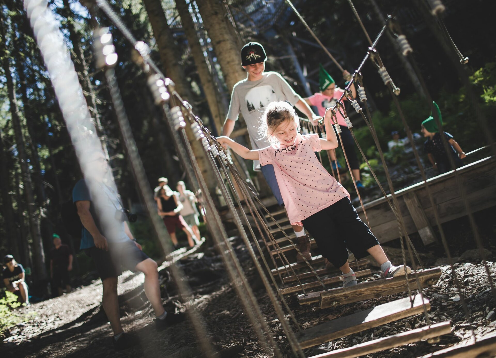 Zwei Kinder am Baumwipfelweg
