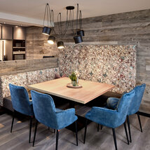 Küchennische und Essbereich mit Sitzbank und 4 Stühlen im Mei.Platz Appartement