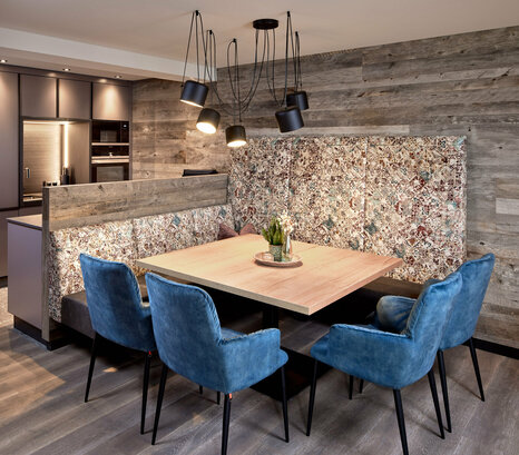 Küchennische und Essbereich mit Sitzbank und 4 Stühlen im Mei.Platz Appartement