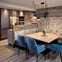 Küchennische und Essbereich mit Sitzbank und 4 Stühlen im Mei.Platz Appartement