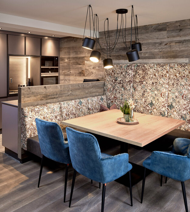 Küchennische und Essbereich mit Sitzbank und 4 Stühlen im Mei.Platz Appartement