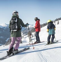 Familie beim Skifahren