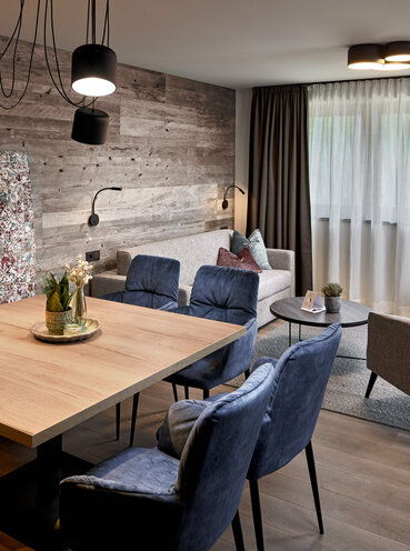 Esstisch mit Sitzbank und Stühlen vor Sofa mit 2 Sesseln im Mei.Platz Appartement