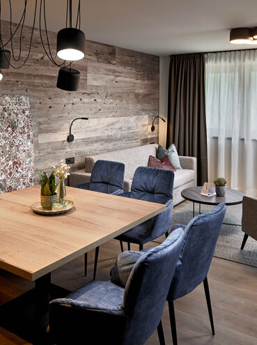 Esstisch mit Sitzbank und Stühlen vor Sofa mit 2 Sesseln im Mei.Platz Appartement