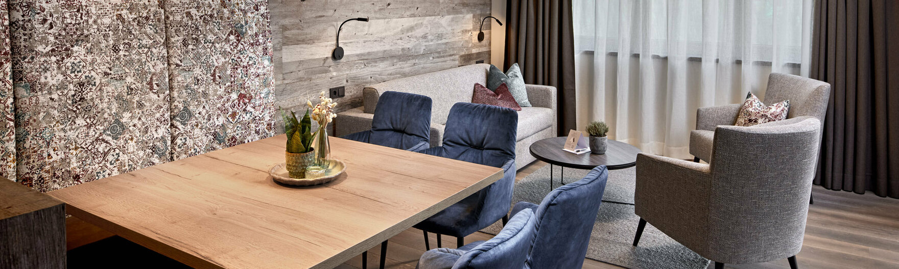 Esstisch mit Sitzbank und Stühlen vor Sofa mit 2 Sesseln im Mei.Platz Appartement