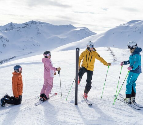 Gruppe von Skifahrern am Berg