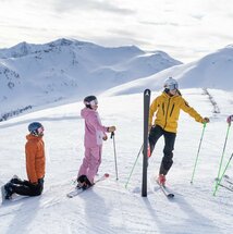 Gruppe von Skifahrern am Berg