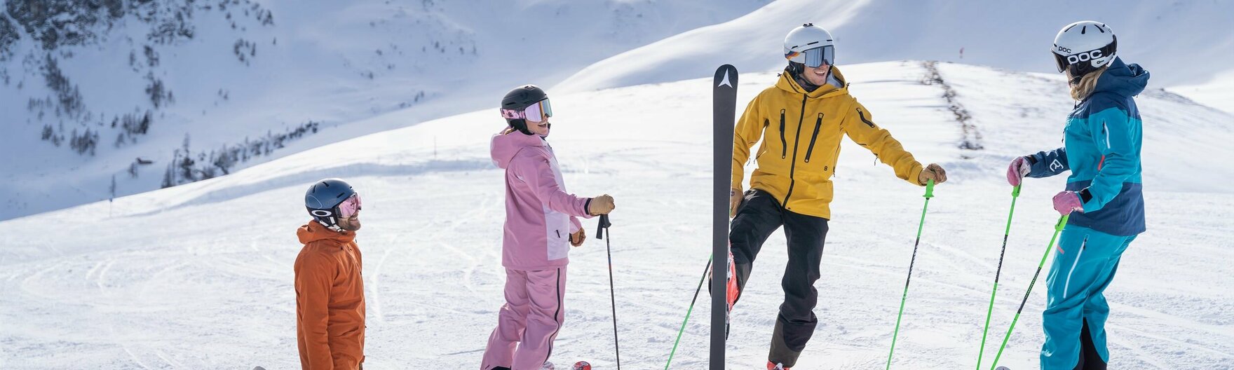 Gruppe von Skifahrern am Berg