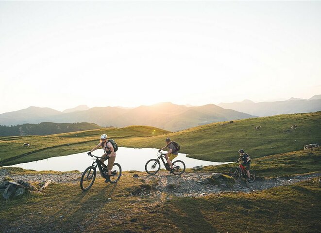 drei Personen mit E-Mountainbike