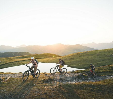 drei Personen mit E-Mountainbike