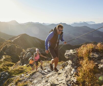Gruppe beim Wandern auf felsigem Steig