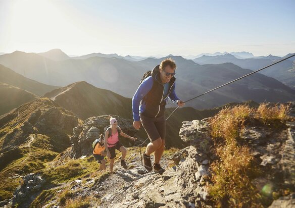 Gruppe beim Wandern auf felsigem Steig