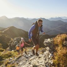 Gruppe beim Wandern auf felsigem Steig