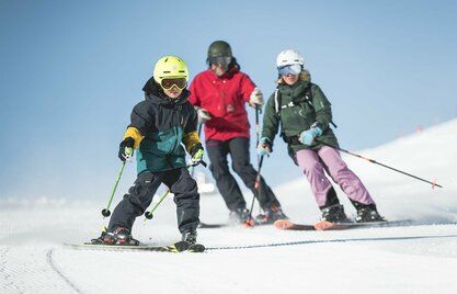 Familie beim Skifahren