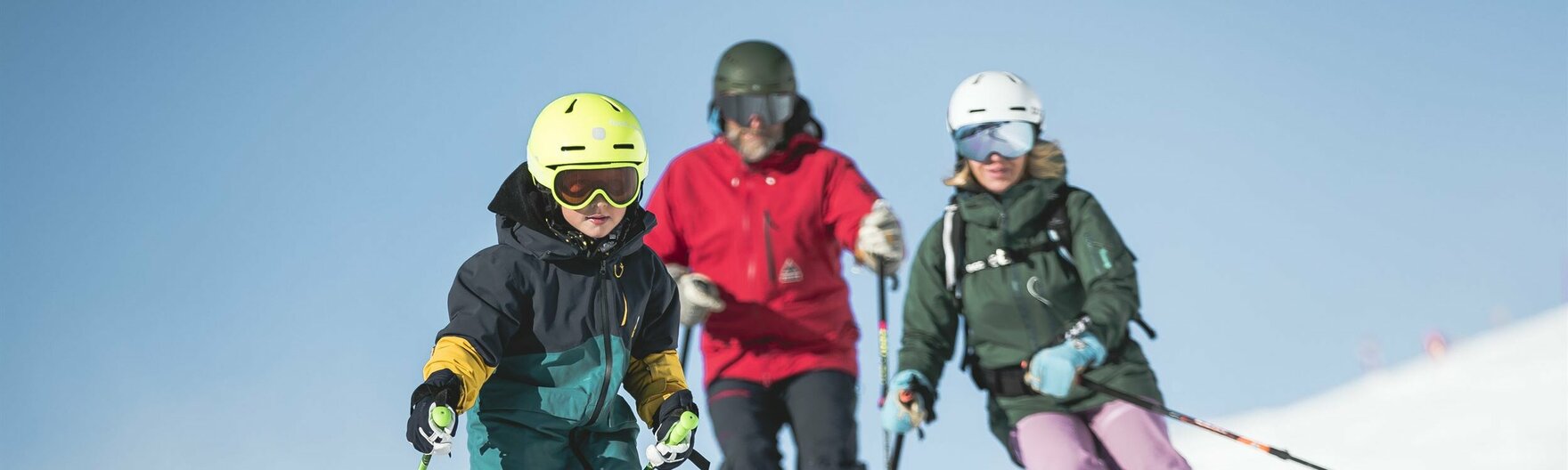 Familie beim Skifahren