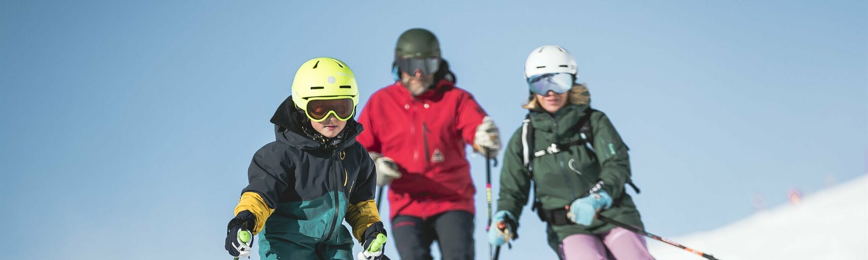 Familie beim Skifahren