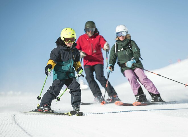 Familie beim Skifahren
