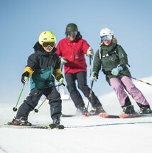 Familie beim Skifahren