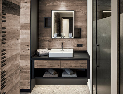 Badezimmer mit Waschbecken und Dusche im Mei.Platz Appartement