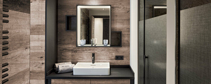 Badezimmer mit Waschbecken und Dusche im Mei.Platz Appartement