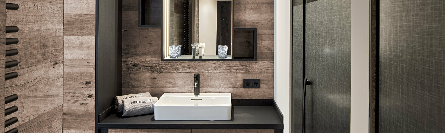 Badezimmer mit Waschbecken und Dusche im Mei.Platz Appartement