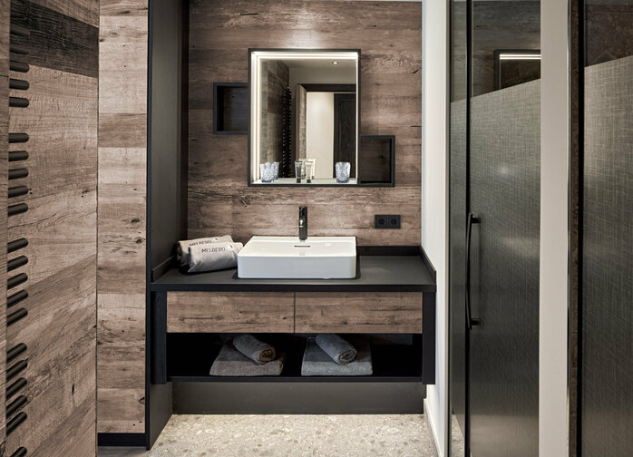 Badezimmer mit Waschbecken und Dusche im Mei.Platz Appartement