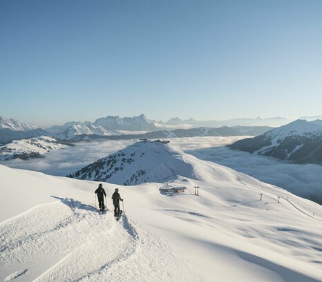 Zwei Skitourengeher vor Bergpanorama