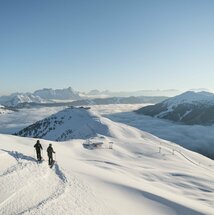 Zwei Skitourengeher vor Bergpanorama