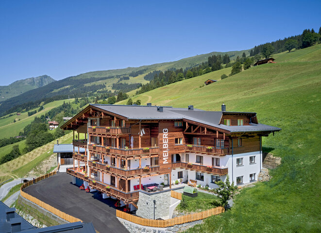 Außenansicht Appartementshaus Mei.Berg im Sommer