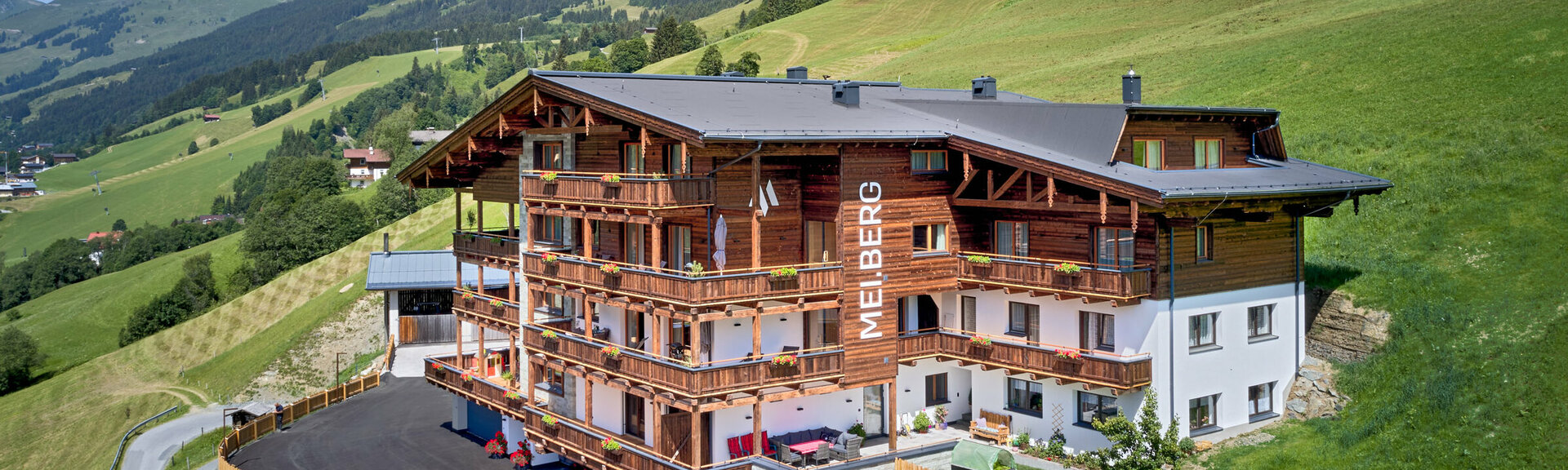 Außenansicht Appartementshaus Mei.Berg im Sommer