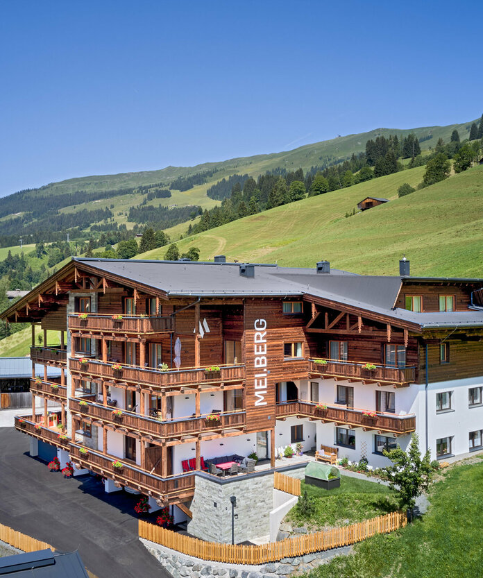 Außenansicht Appartementshaus Mei.Berg im Sommer
