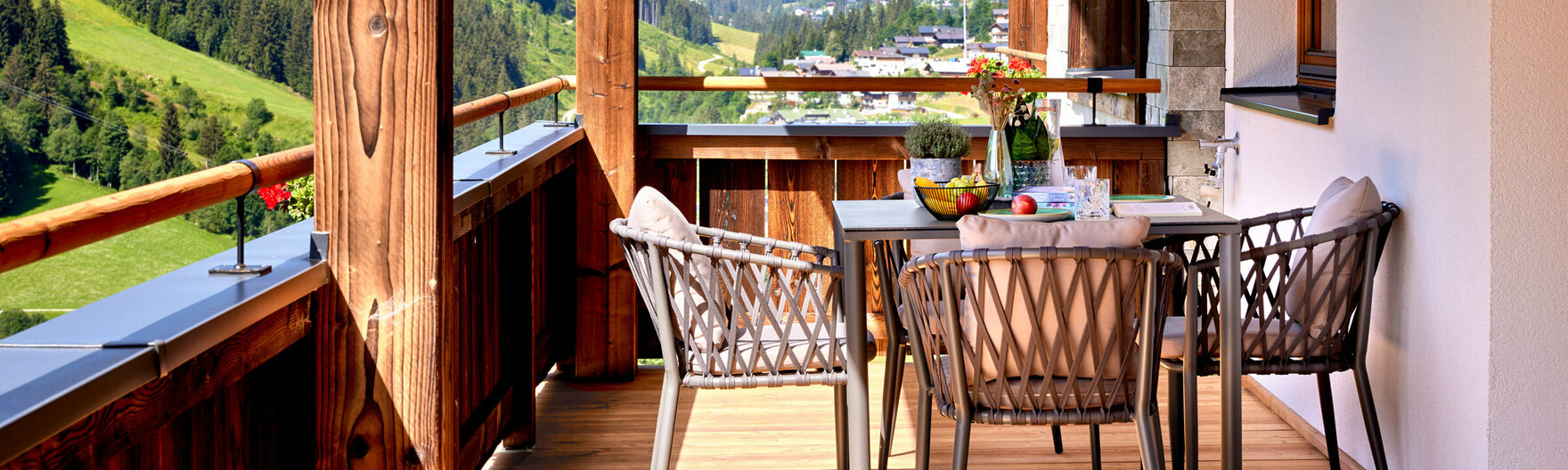 Esstisch am Balkon mit Obst und Deko