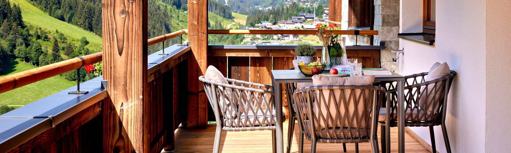 Esstisch am Balkon mit Obst und Deko