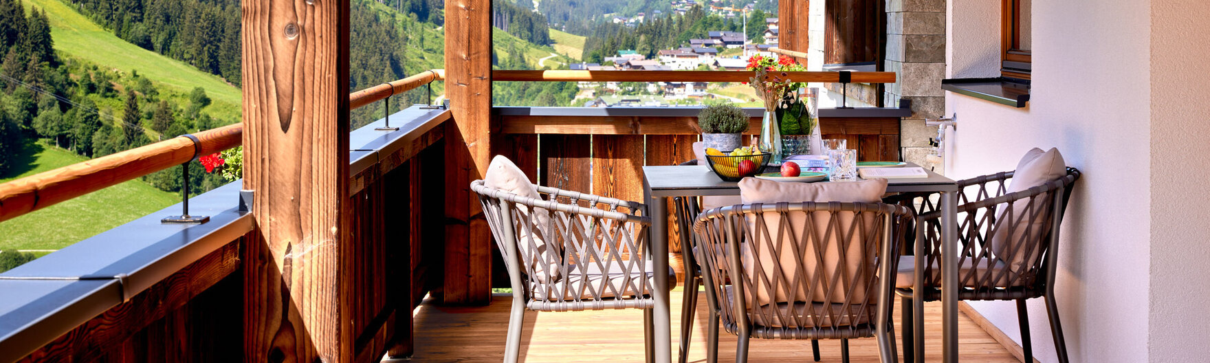 Esstisch am Balkon mit Obst und Deko