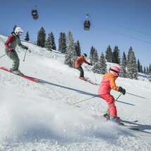 Familie beim Skifahren
