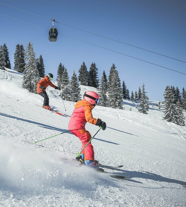 Familie beim Skifahren