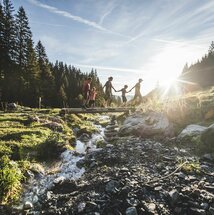 Familie wandert über einen Steg