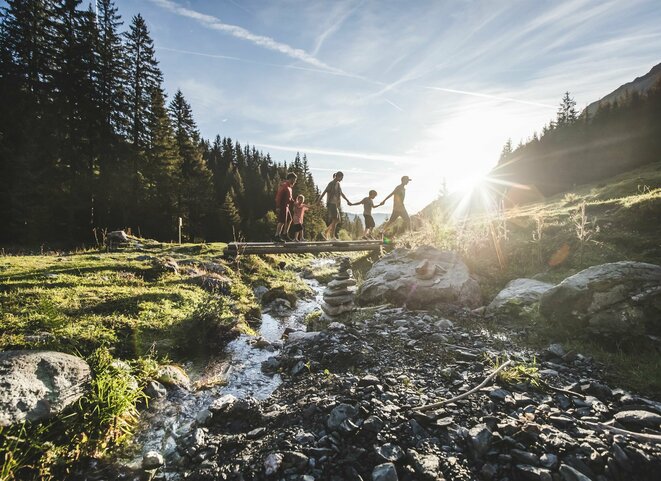 Familie wandert über einen Steg
